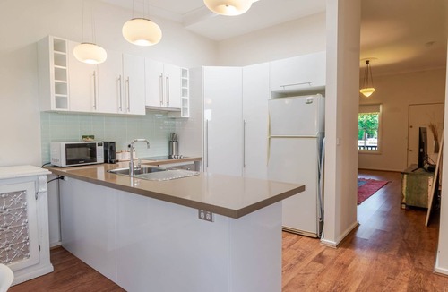 Wagga Wagga House | Tompson Cottage - Near CBD, Character & Comfort