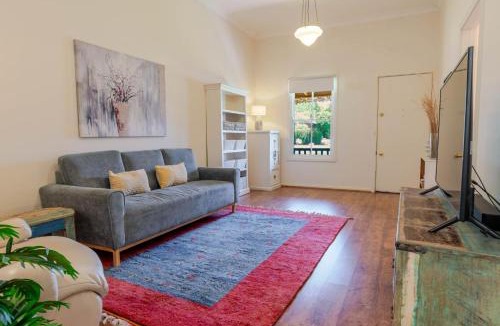 Wagga Wagga House | Tompson Cottage - Near CBD Character & Comfort