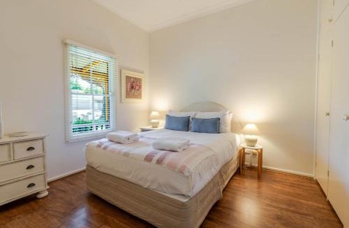 Wagga Wagga House | Tompson Cottage - Near CBD Character & Comfort