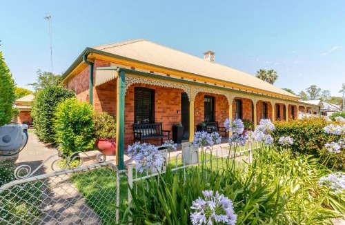 Wagga Wagga House | Tompson Cottage - Near CBD Character & Comfort