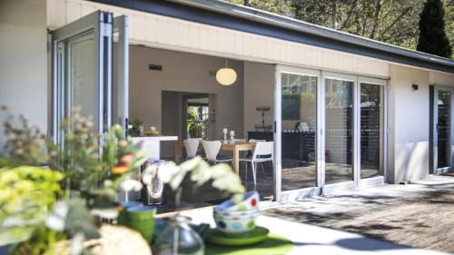 Pearl Beach House | Tonic Guesthouse On Cornelian