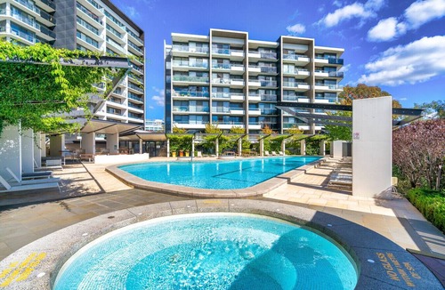 Phillip Apartment | Top-Floor Apartment Near Shops and Arboretum views