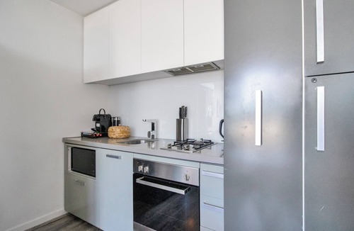 Prahran Apartment | Top-Floor Apartment with Balcony - High Street