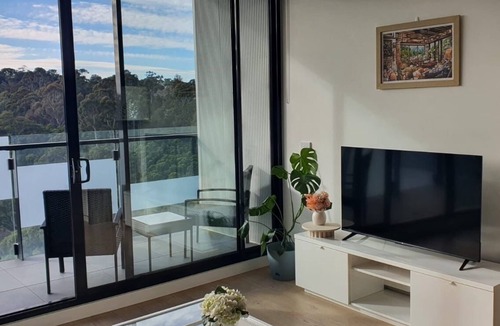 Kew Apartment | Top-Floor Retreat with Stunning River View Apt on Abbotsford with free parking