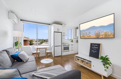 Richmond Apartment | Top level one bedroom apartment with MCG views
