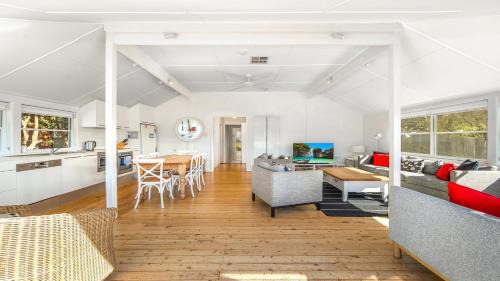 Hardys Bay House | 'Torcello - Waterfront on the Bay' by HolidayCo