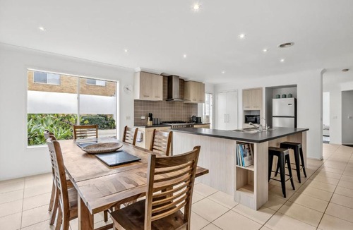 Torquay House | Torquay Pacific Escape Groups, Golf & Beach