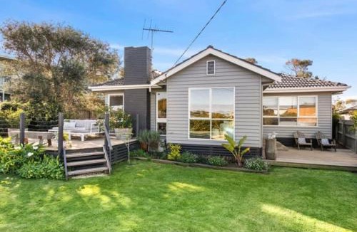 Torquay House | Torquay Springs with pool 600m to beach