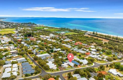 Busselton House | Town Central, walk to the beach