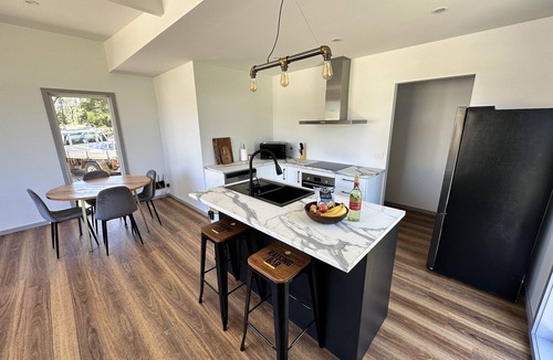 Mallacoota House | Town & Tide Luxury Unit: Walk to Shops & Beach in 7min