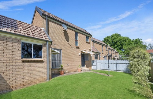 Orange East House | Townhouse, walking distance to cafes and restaurants