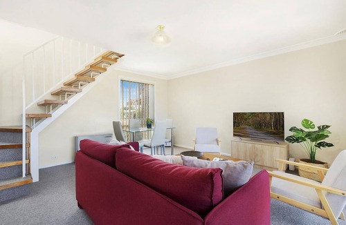 Orange East House | Townhouse, walking distance to cafes and restaurants