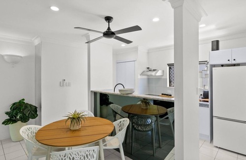 Manoora Apartment | Townhouse with Shared Pool, 2 Ensuites & Secure Parking