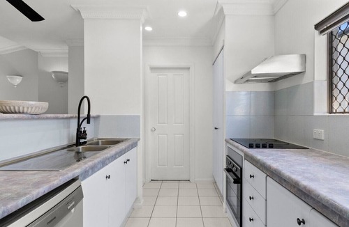 Manoora Apartment | Townhouse with Shared Pool, 2 Ensuites & Secure Parking