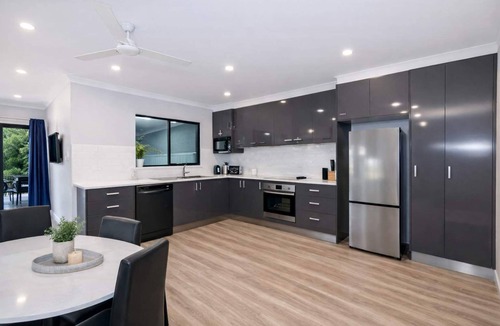 Rosslea Apartment | Townsville Golf Course Haven | 2 Bedroom Stay with Parking
