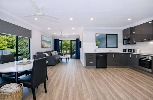 Rosslea Apartment | Townsville Golf Course Haven | 2 Bedroom Stay with Parking