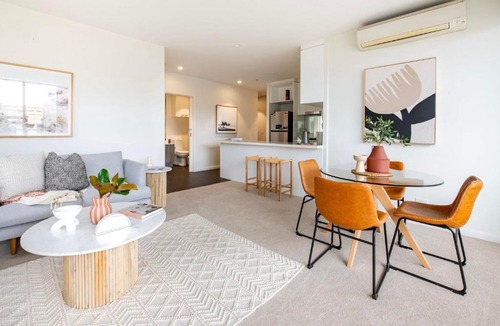 Moonee Ponds Apartment | Trackside Escape by Moonee Valley Racecourse