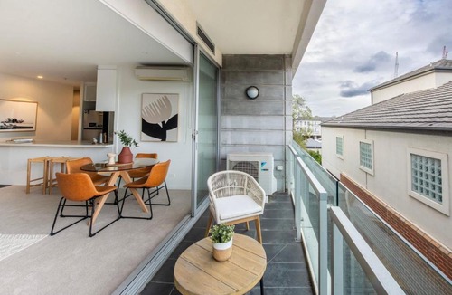 Moonee Ponds Apartment | Trackside Escape by Moonee Valley Racecourse
