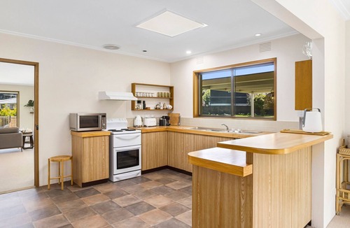 Portsea House | Tradewinds Pool and Court point king beach