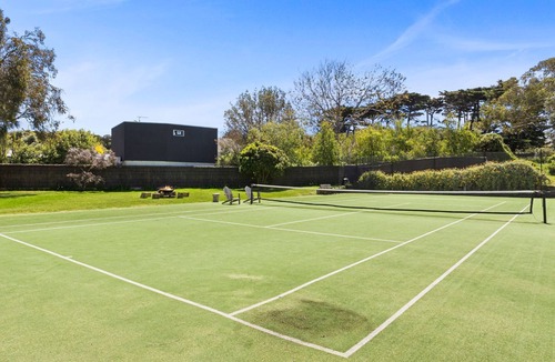 Portsea House | Tradewinds Pool and Court point king beach