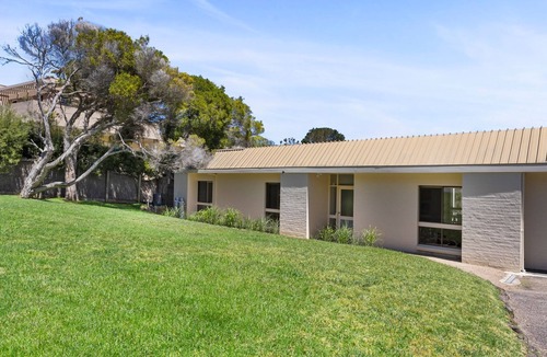 Portsea House | Tradewinds Pool and Court point king beach