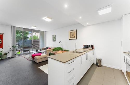 Phillip Apartment | Tranquil 1-Bed Apartment with Courtyard Pool BBQ