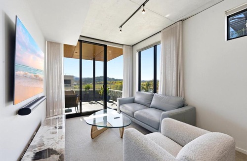 Kingston Apartment | Tranquil 2-Bed with Water View