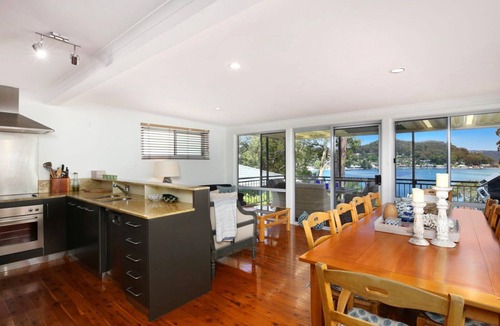 Killcare House | Tranquil Bayside Cottage by HolidayCo.