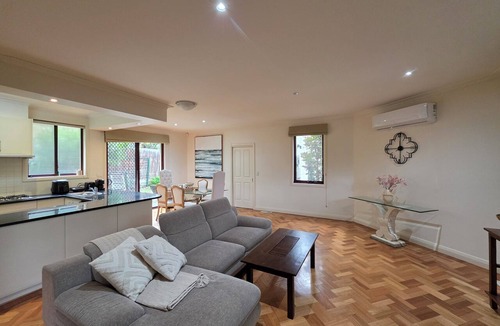 Glen Waverley House | Tranquil Home with Big TV and Fast Internet