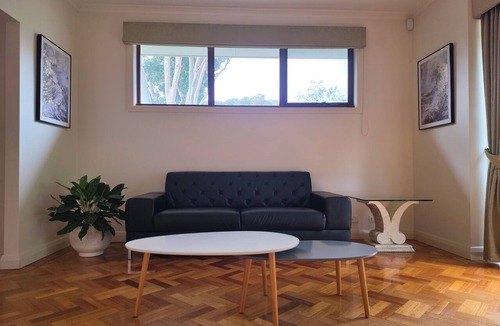 Glen Waverley House | Tranquil Home with Big TV and Fast Internet
