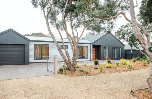 Blairgowrie House | Tranquil Retreat - in Blairgowrie, set on a spacious block and pet friendly.