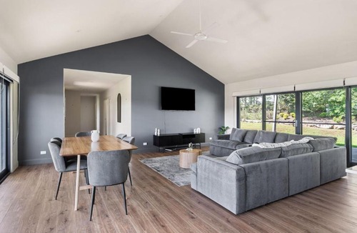 Pokolbin House | Travertine Vineyard Retreat - Stay Among the Vines
