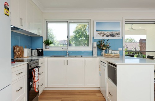 Mollymook Beach House | Treetop Tides - Pet-friendly Stay in Mollymook Beach