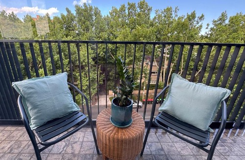 Toorak Apartment | Treetops in Toorak 2br midcentury entire apartment