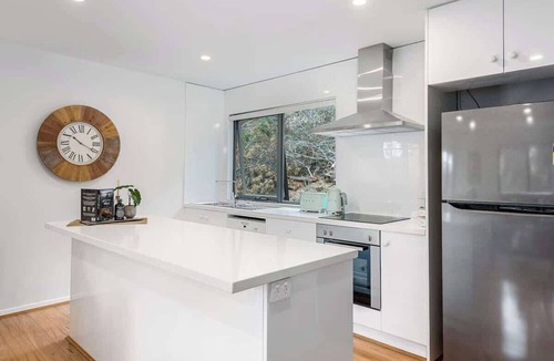 Taroona House | "Treetops Retreat" Sleeps 10, 3 Baths - Peaceful.