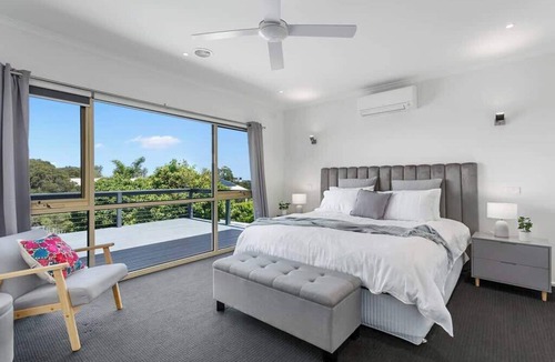 Rye House | Trethellan -Bay views, 10 minute walk to the beach