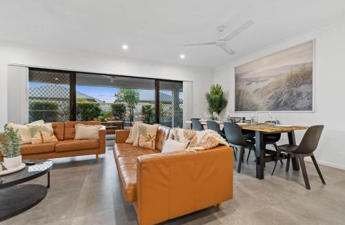 Trinity Beach House | Trinity Oasis Spa BBQ & Family Retreat