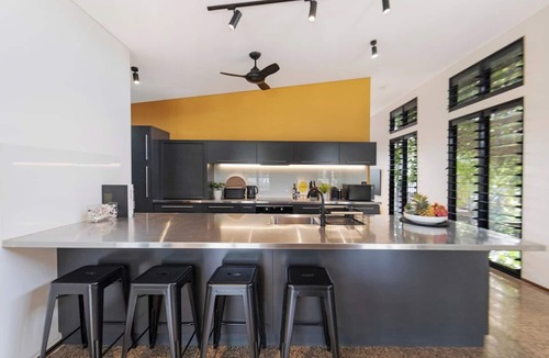 Parap Villa | Tropic Pavilion Breezy Designer Retreat near Beach