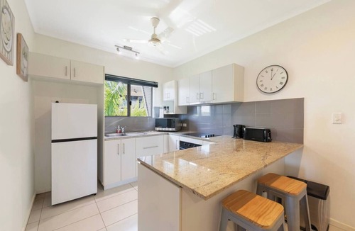 Woolner Apartment | Tropical Breeze Poolside Stay near the Waterfront