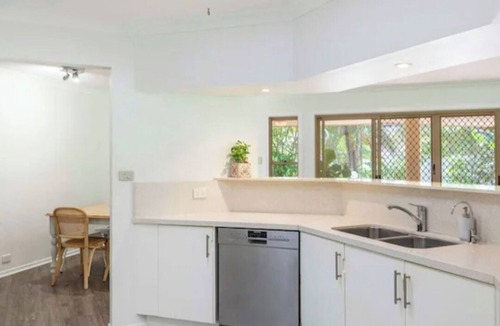 Yamba House | Tropical escape! Minutes to beaches, boat harbour, cafes, restaurants and bars.