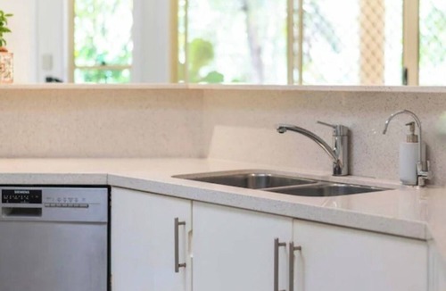 Yamba House | Tropical escape! Minutes to beaches, boat harbour, cafes, restaurants and bars.