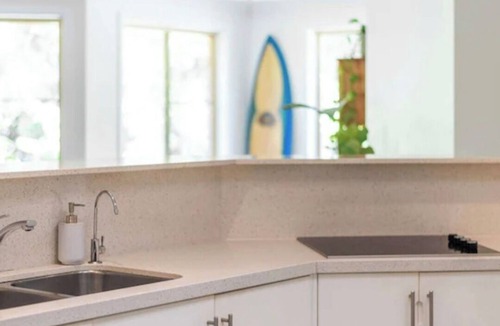 Yamba House | Tropical escape! Minutes to beaches, boat harbour, cafes, restaurants and bars.