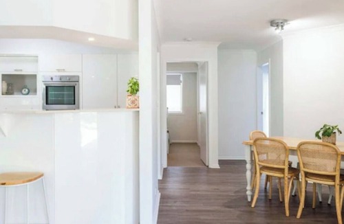 Yamba House | Tropical escape! Minutes to beaches, boat harbour, cafes, restaurants and bars.