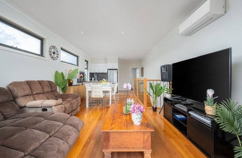 Glenroy House | Tropical Glenroy Home with Balcony & Parking