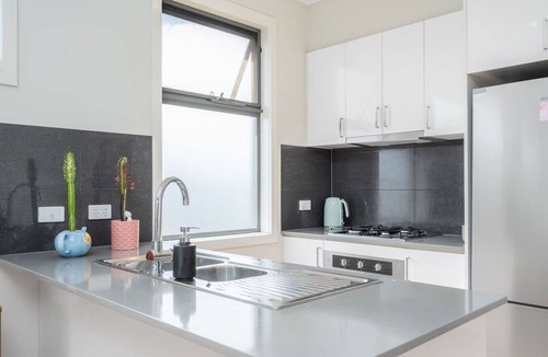 Glenroy House | Tropical Glenroy Home with Balcony & Parking