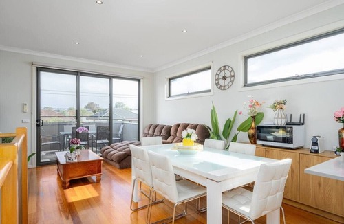 Glenroy House | Tropical Glenroy Home with Balcony & Parking