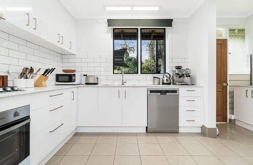 Jingili House | Tropical Retreat, Beautiful Pool & Aircon!