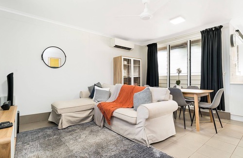 Jingili House | Tropical Retreat, Beautiful Pool & Aircon!