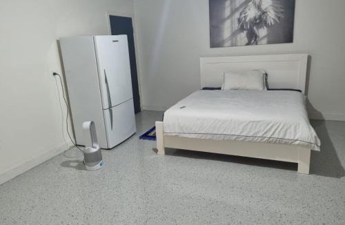 Truganina House | Trugnina garage converted in room