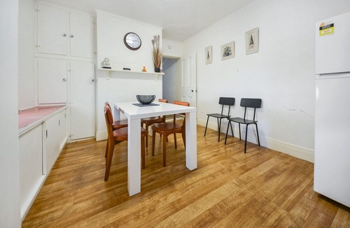 Portland Cottage | Tucked in behind the local Baker, centrally located.